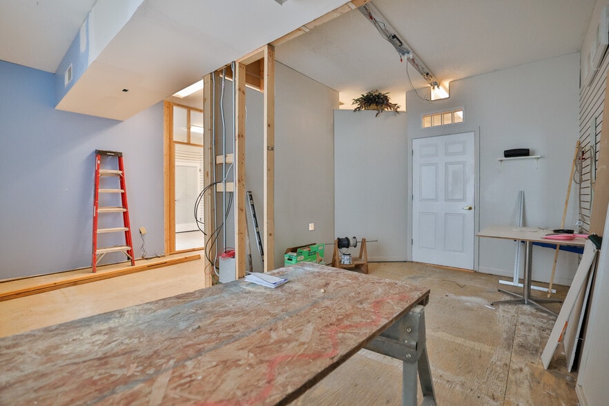 More Photos Of 107 N Bluff Rd, Collinsville Storefront For Sale