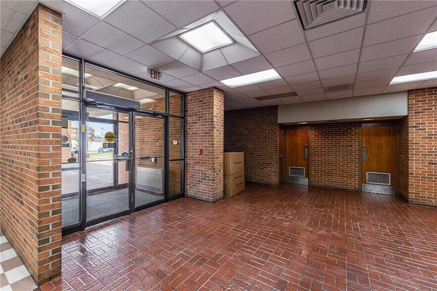 More Photos Of 315 S 6th St, Saint Joseph Sports And Entertainment For Lease