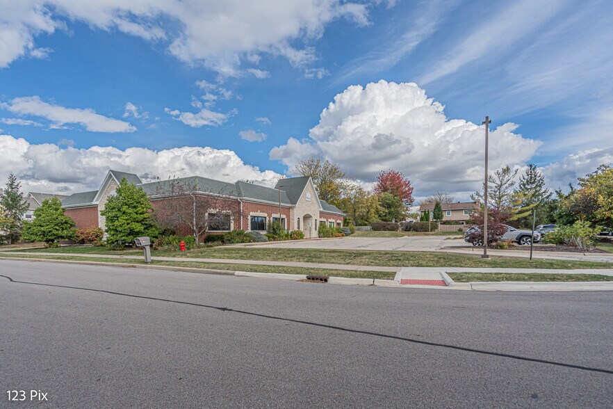 More Photos Of 625 N Bridgeport Ter, Lindenhurst Freestanding For Sale