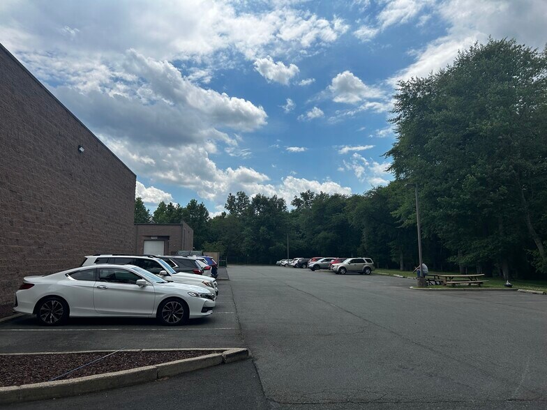 More Photos Of 14-16 Thomas J Rhodes Industrial Dr, Trenton Warehouse For Lease