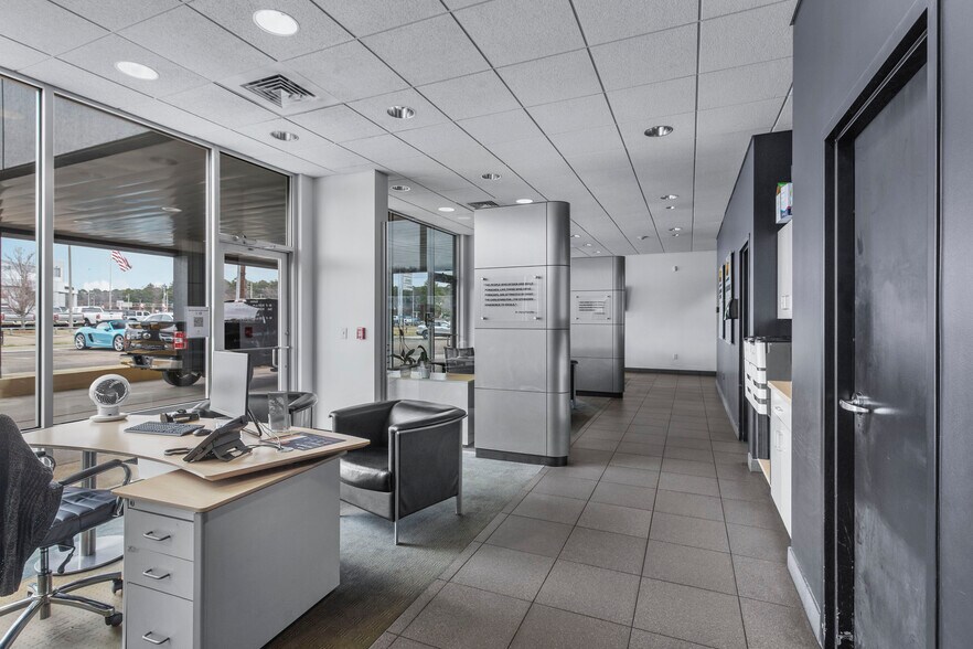 More Photos Of 5385 N I 55 St, Jackson Auto Dealership For Sale