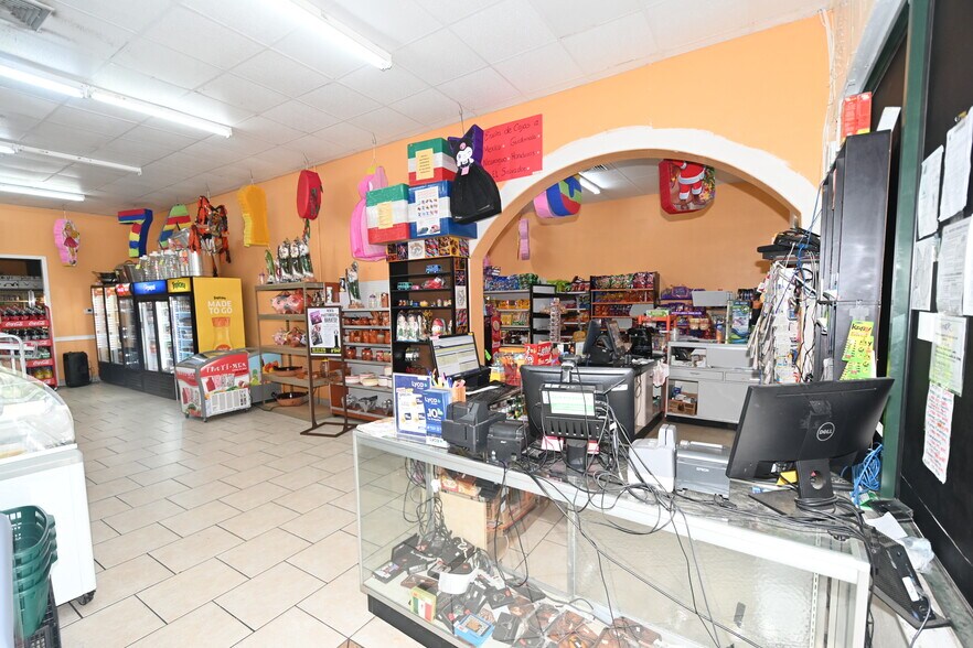 More Photos Of 749 S Central Ave, Umatilla Storefront For Sale