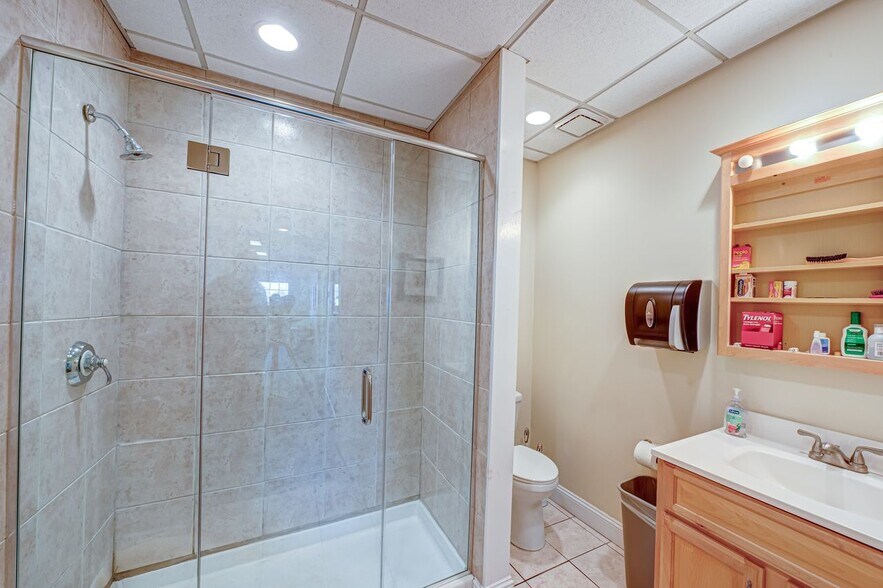 More Photos Of 1698 Roosevelt Ave, Bohemia Office For Sale