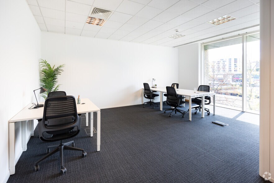 More Photos Of 2 Arlington Sq, Bracknell Coworking Space