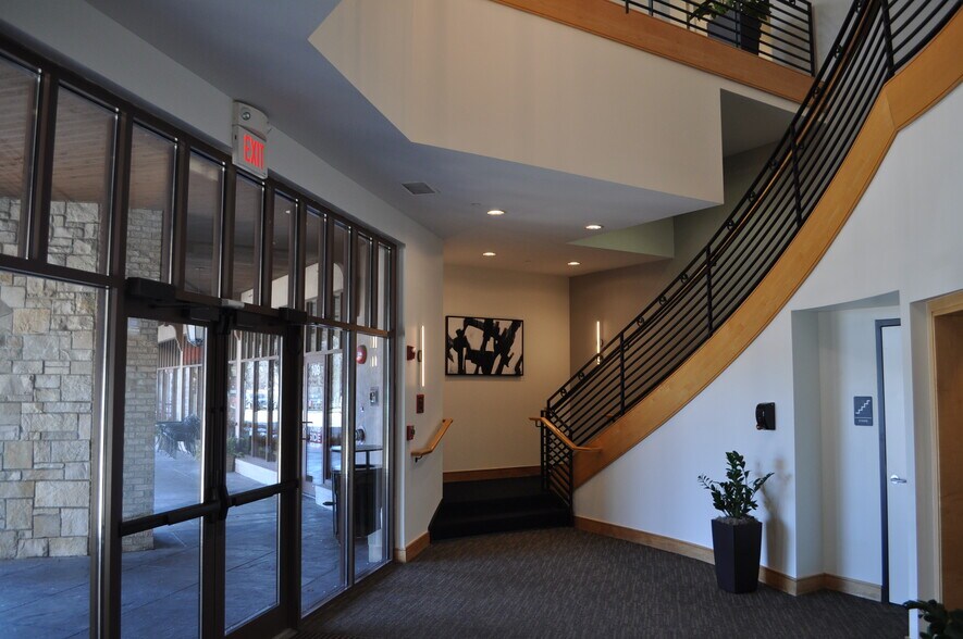 More Photos Of 820 S Waukegan Rd, Lake Forest Storefront Retail Office For Lease