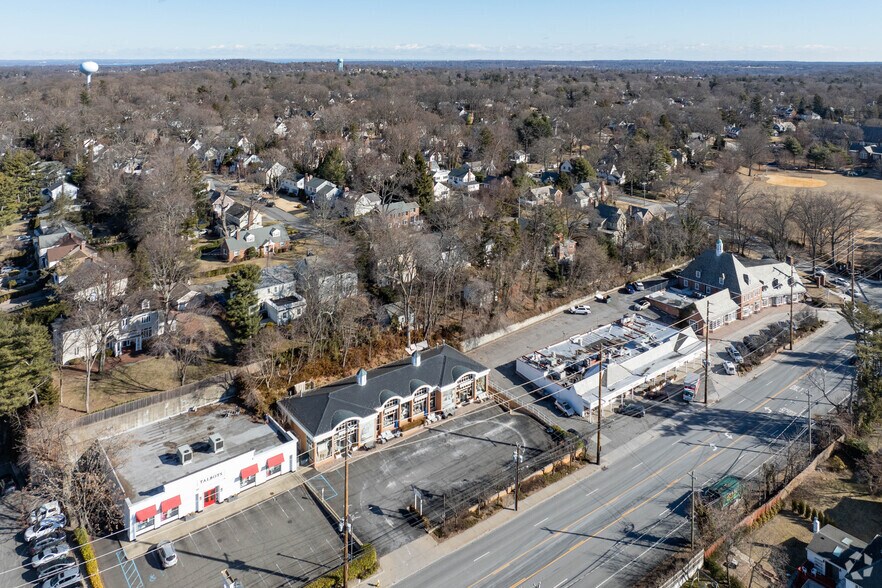 More Photos Of 1649 Northern Blvd, Manhasset Storefront For Lease