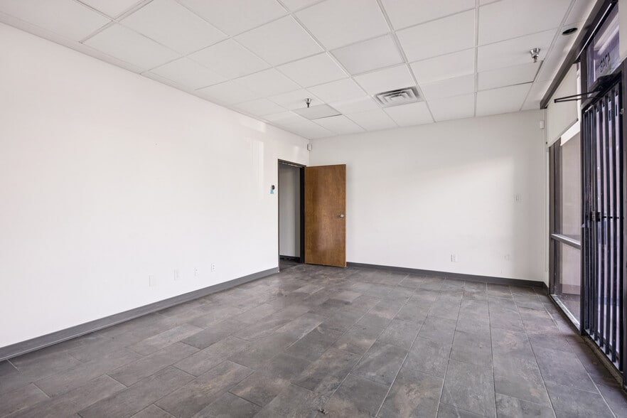 More Photos Of 4748 Algiers St, Dallas Showroom For Lease