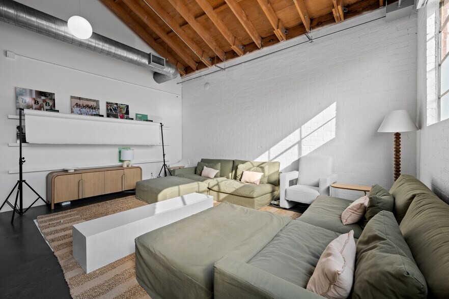 More Photos Of 523 Victoria Ave, Venice Loft Creative Space For Lease