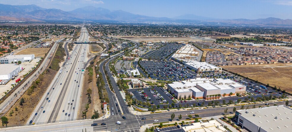 More Photos Of 1145 Renaissance Pky, Rialto Supermarket For Lease