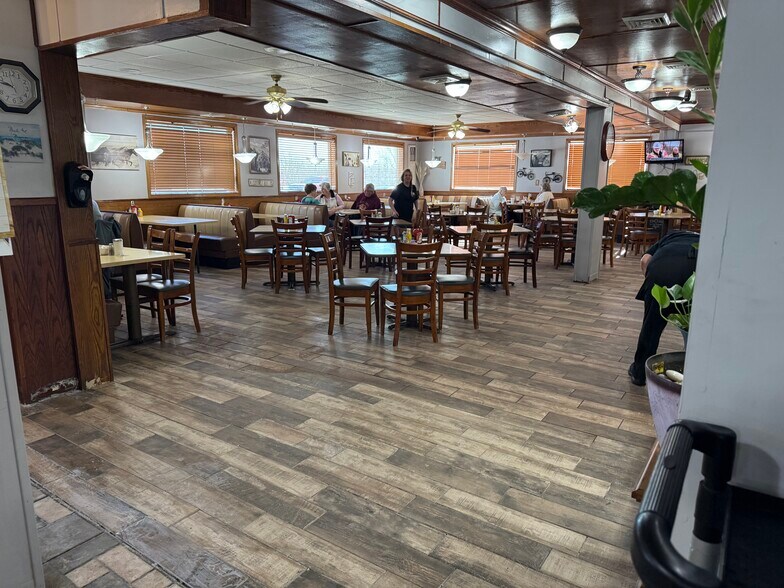 More Photos Of 704 Janette Dr, Vandalia Restaurant For Lease