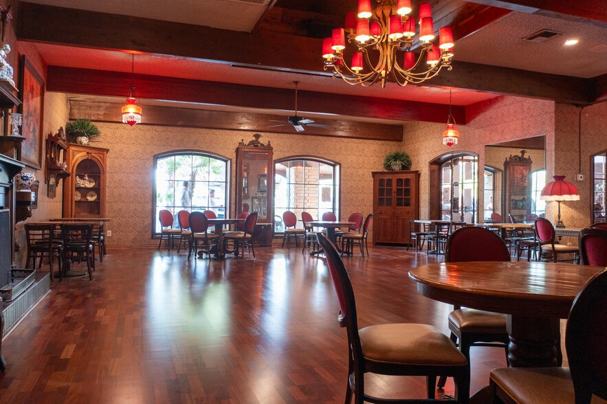 More Photos Of 1800 N Palm Canyon Dr, Palm Springs Restaurant For Sale