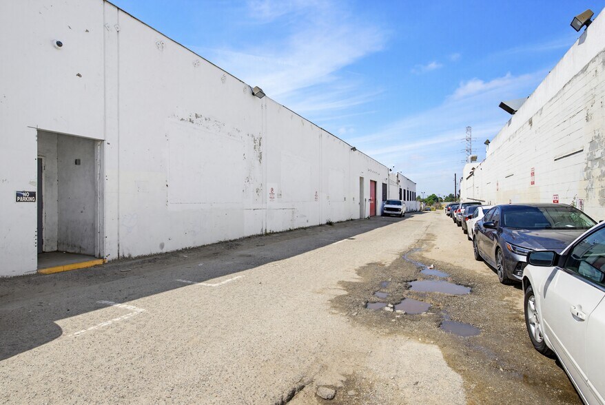 More Photos Of 15001 S Figueroa St, Gardena Distribution For Sale