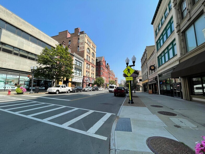 More Photos Of 51-53 N Pearl St, Albany Apartments For Lease