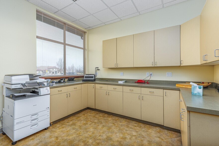 More Photos Of 8121 W Grandridge Blvd, Kennewick Office For Lease