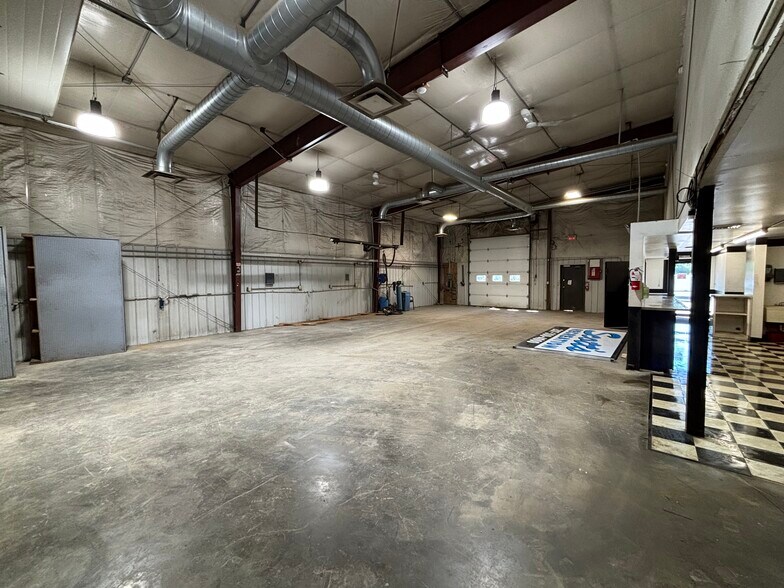 More Photos Of 29 Stillwater Ave, Orono Showroom For Lease