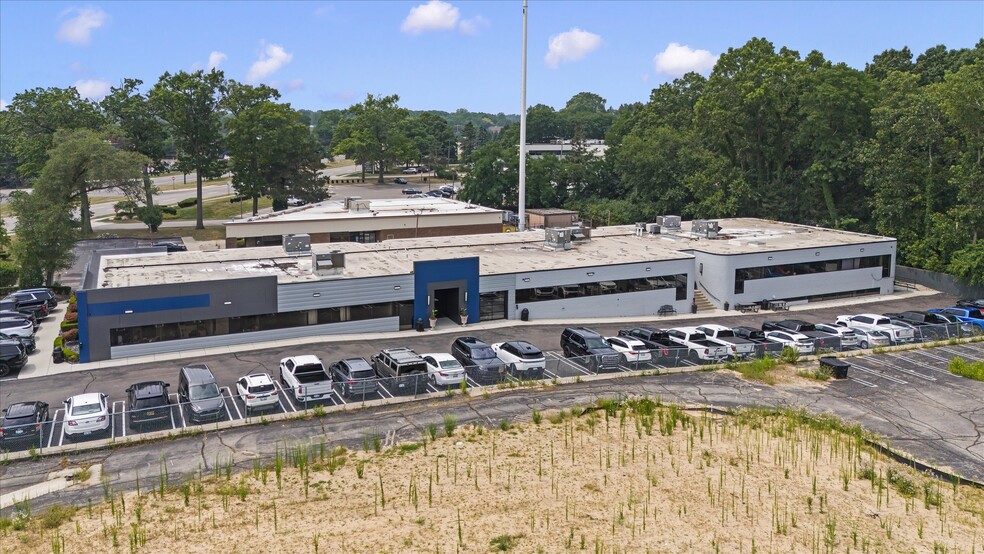 More Photos Of 29444 Northwestern Hwy, Southfield Office For Sale