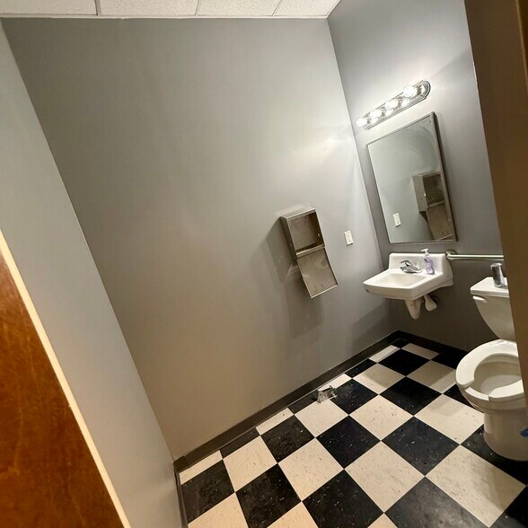 More Photos Of 9000 Peridot Pky, Stockbridge Unknown For Lease