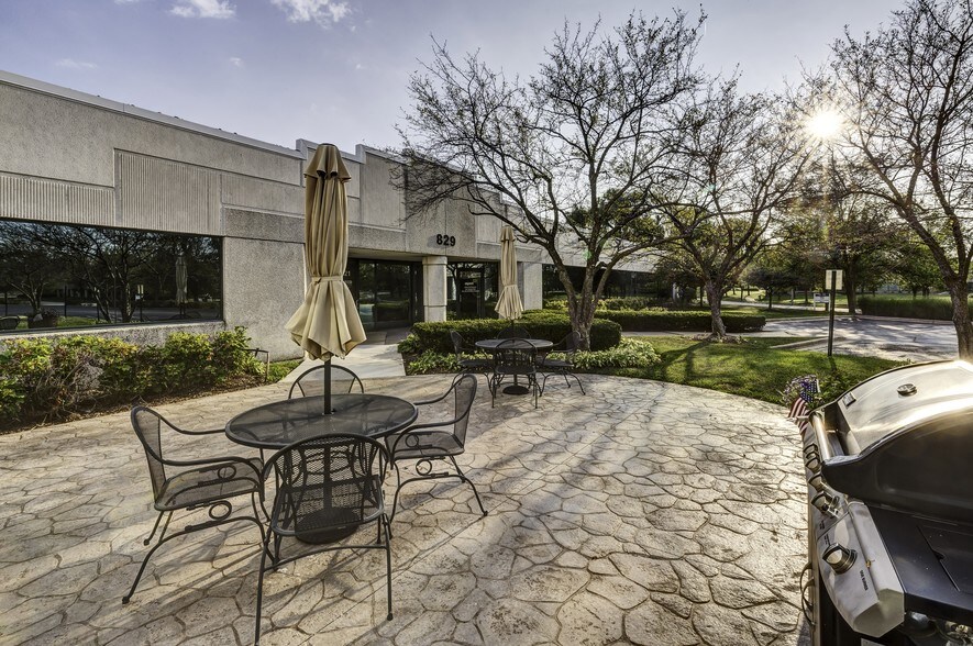 More Photos Of 1000-1080 Parkview Blvd, Lombard Research And Development For Lease