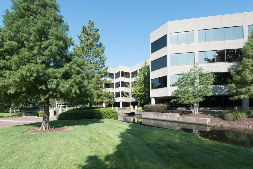 More Photos Of 2650 Thousand Oaks Blvd, Memphis Office For Lease