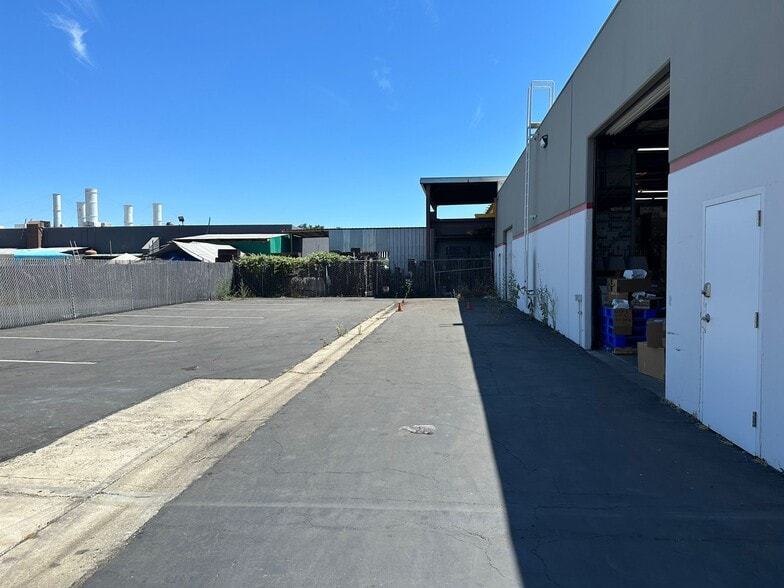 More Photos Of 2421 S Susan St, Santa Ana Warehouse For Lease