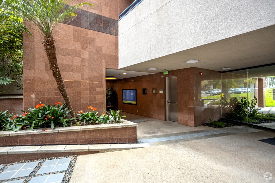 More Photos Of 9820 Willow Creek Rd, San Diego Office For Lease