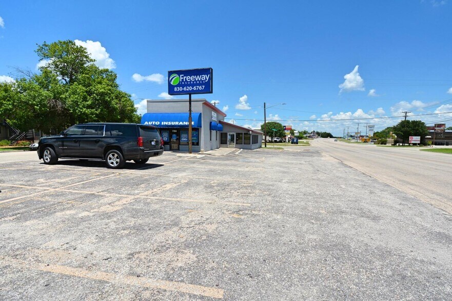 More Photos Of 708 S Interstate 35 Business Loop, New Braunfels Office For Lease