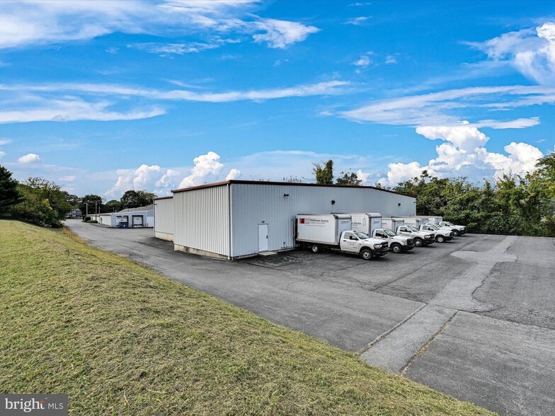 More Photos Of 345 Hill Rd, Womelsdorf Warehouse For Lease