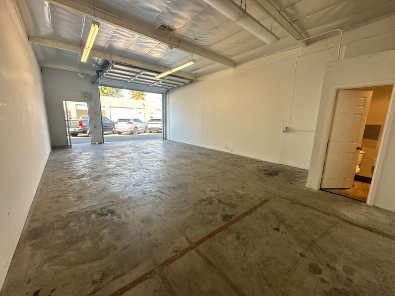 More Photos Of 14723-14825 Oxnard St, Van Nuys Unknown For Lease