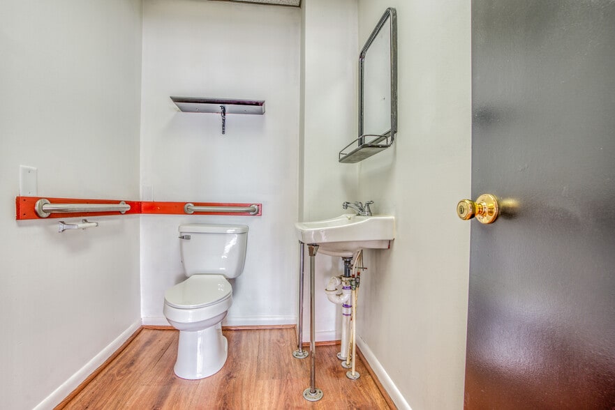 More Photos Of 713 Pratt St, Baltimore Freestanding For Sale