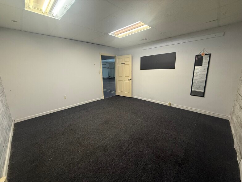 More Photos Of 3880-3888 Dayton-Xenia Rd, Dayton Storefront For Lease