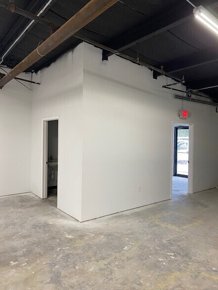 More Photos Of 140 Palm St NE, Live Oak Manufacturing For Lease