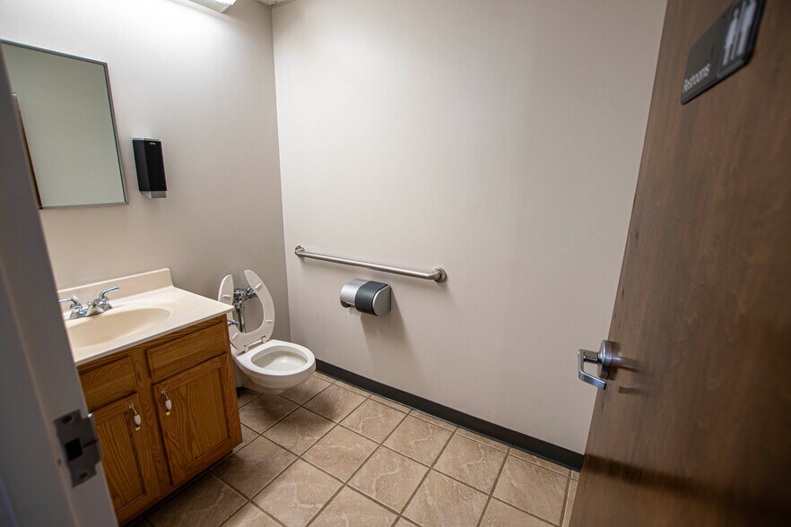 More Photos Of 17235 Bel-Ray Pl, Belton Office For Lease