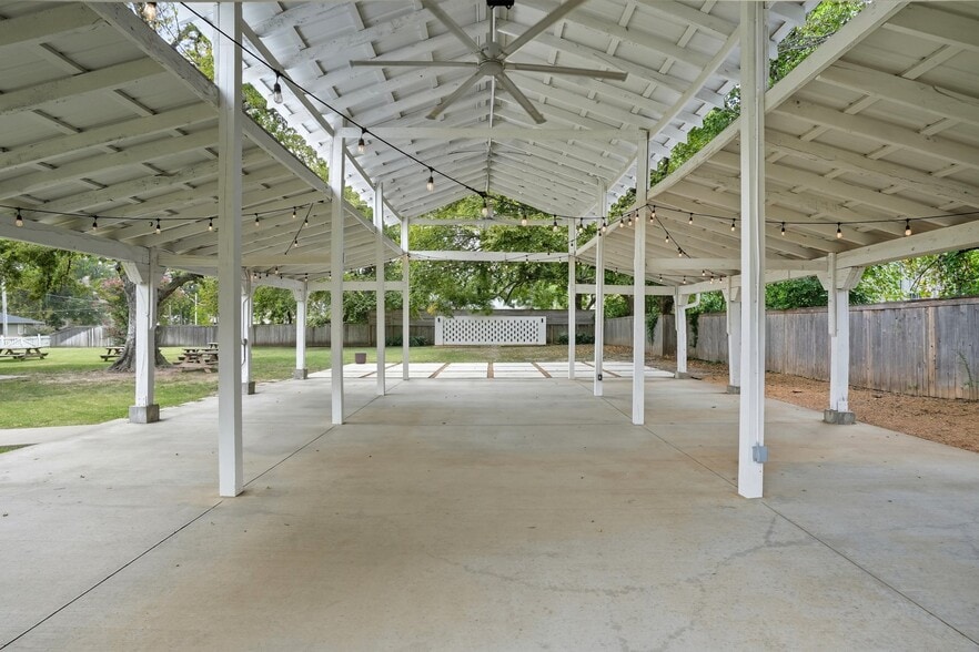 More Photos Of 924 S Main St, Broken Arrow Showroom For Sale