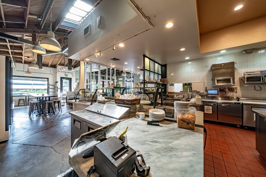 More Photos Of 3222 E Coast Hwy, Corona Del Mar General Retail For Lease