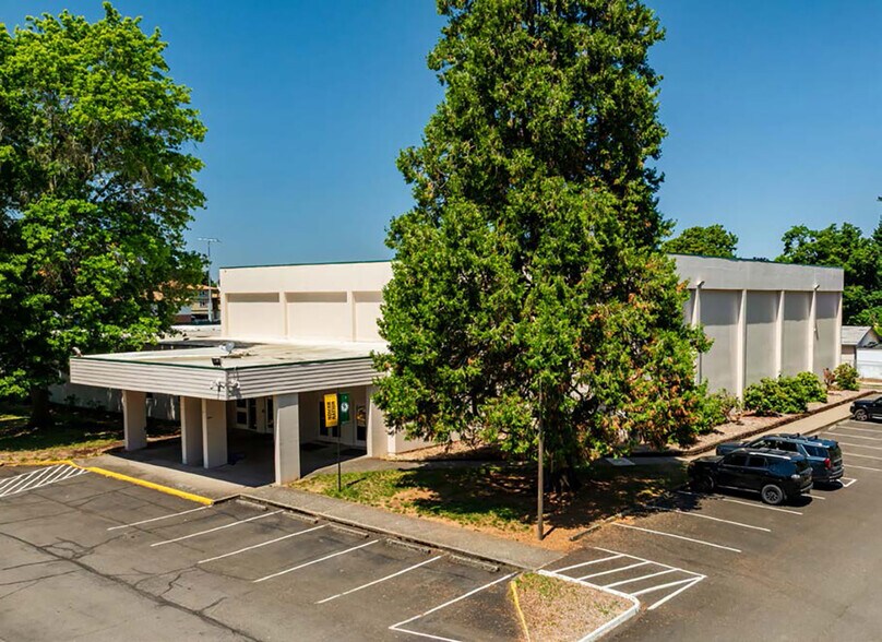 More Photos Of 8435 NE Glisan St, Portland Specialty For Sale