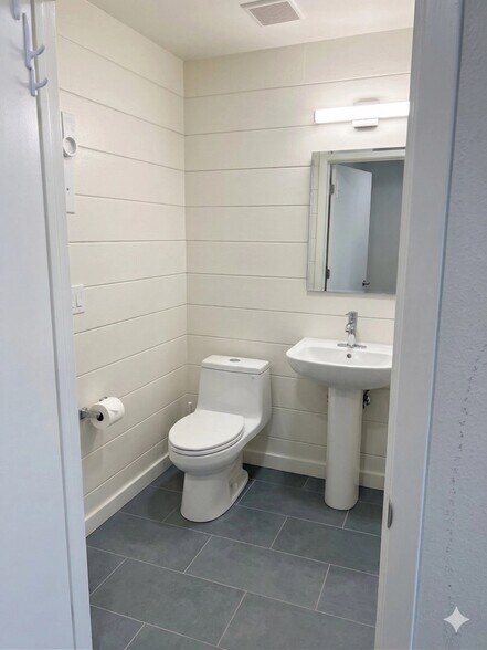 More Photos Of 2020 S Combee Rd, Lakeland Warehouse For Lease
