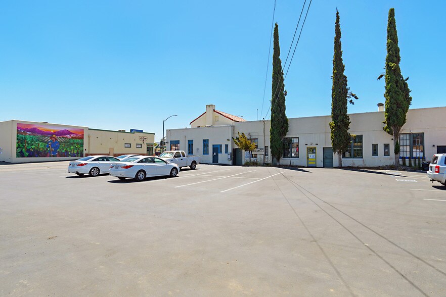 More Photos Of 701-713 Main St, Ramona Storefront For Lease