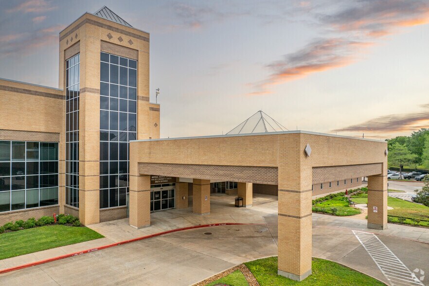 More Photos Of 1111-1211 Highway 6, Sugar Land Medical For Lease