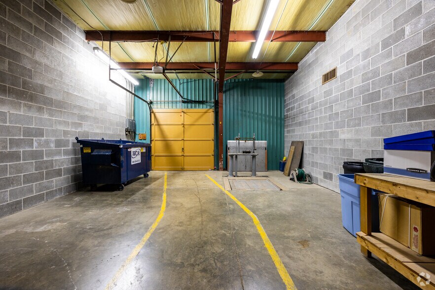 More Photos Of 601 E Marshall St, Sweet Springs Flex For Sale