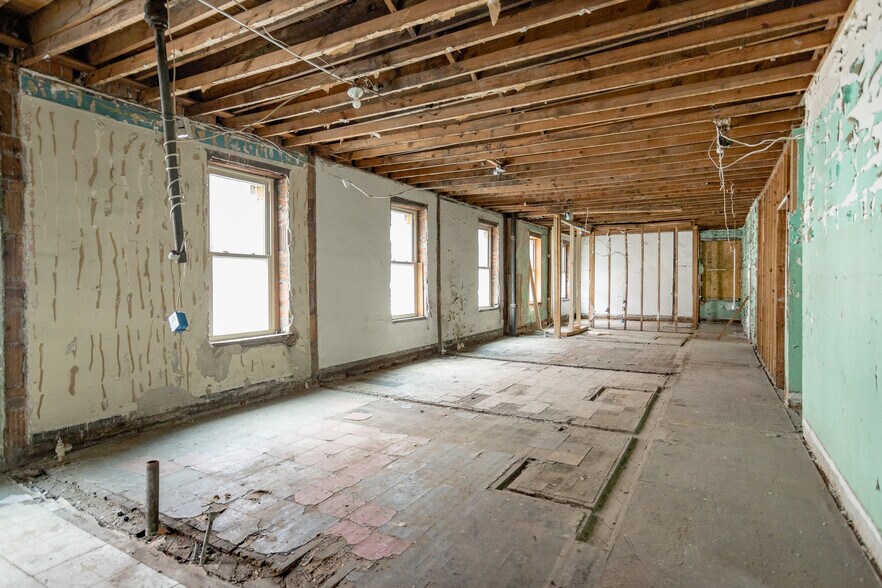 More Photos Of 2640 Junction St, Detroit Storefront Retail Residential For Sale