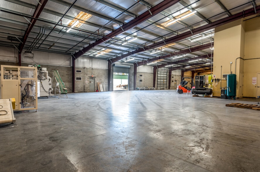 More Photos Of 1770 Business Center Ln, Kissimmee Warehouse For Lease