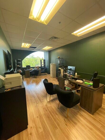 More Photos Of 7075 Kingspointe Pky, Orlando Showroom For Sale