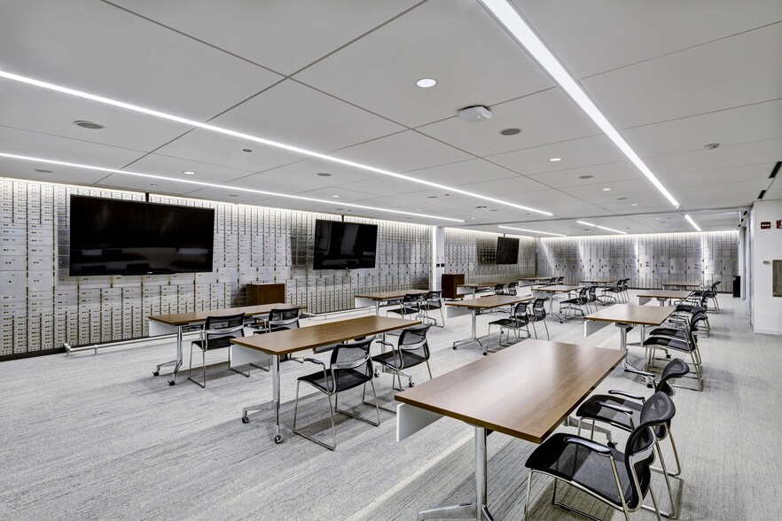 More Photos Of 33 N LaSalle St, Chicago Coworking Space