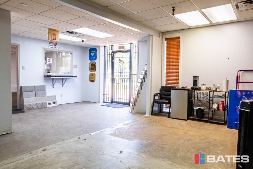 More Photos Of 1812 Garden Spring Dr, Dallas Warehouse For Sale