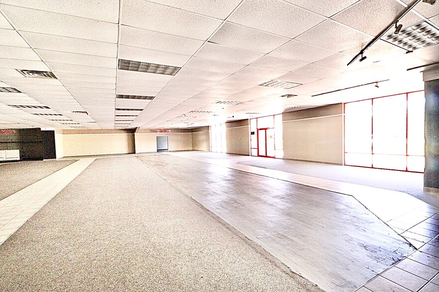 More Photos Of 1450 W Marion Ave, Lake Park Freestanding For Lease