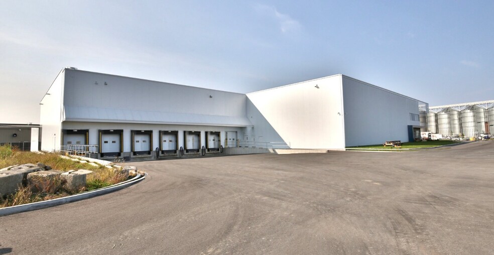 More Photos Of 7700 Av Duplessis, Saint-hyacinthe Warehouse For Lease
