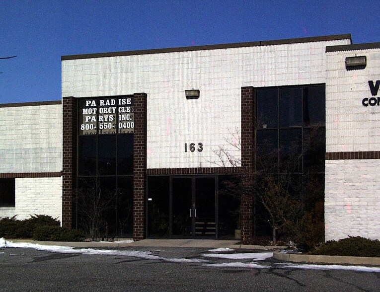 More Photos Of 163 Bridge Rd, Islandia Warehouse For Lease