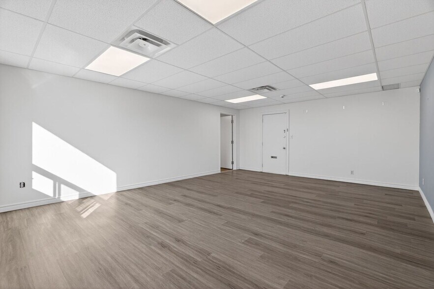 More Photos Of 256-260 Church St, Oakville Storefront Retail Office For Lease