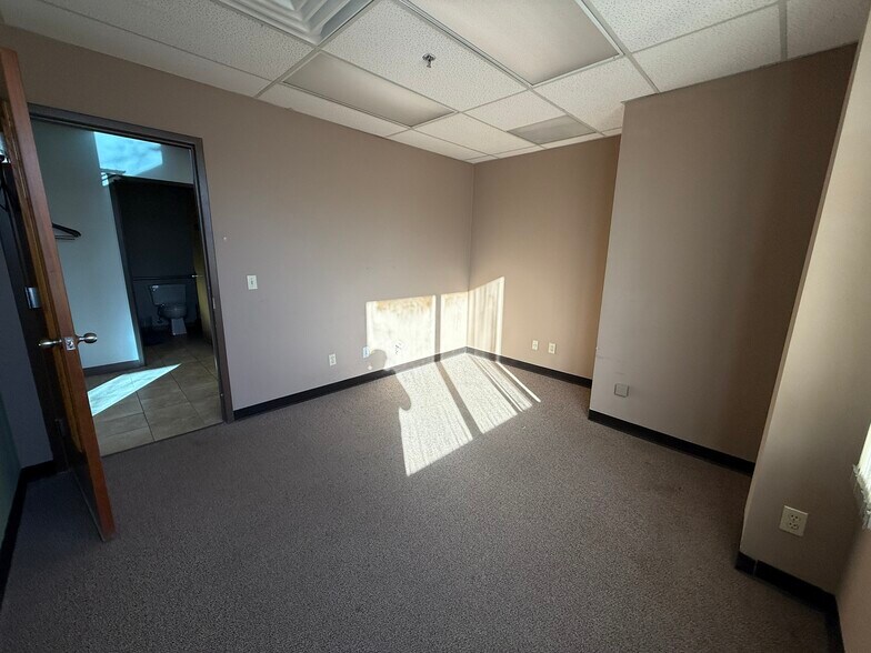 More Photos Of 12635-12651 Hemlock St, Overland Park Showroom For Sale