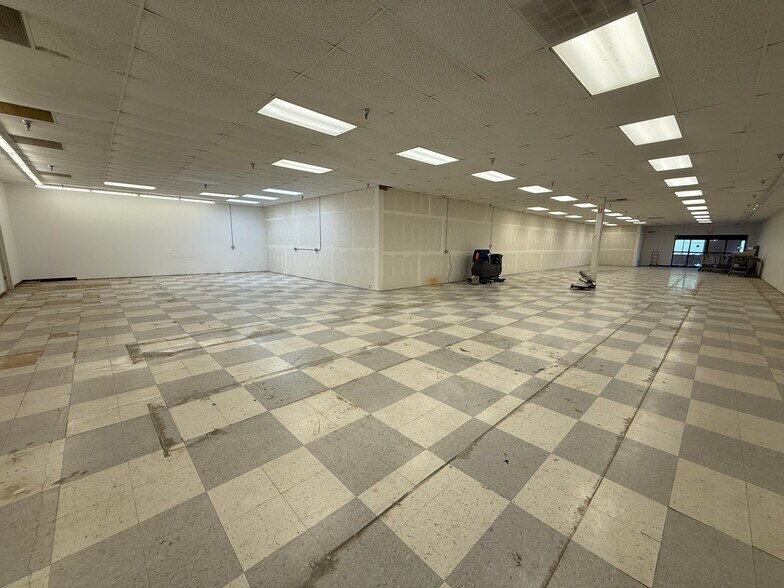 More Photos Of 808-810 N Monroe St, Waterloo Freestanding For Lease